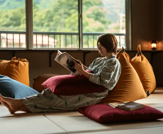 ラウンジでくつろぐ女性