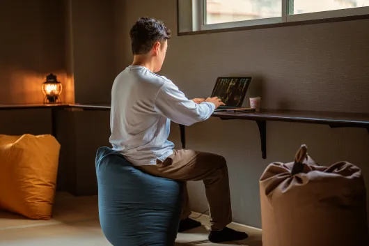 カウンターで作業をする人